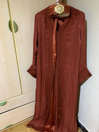 Caftán satinado marrón talla única