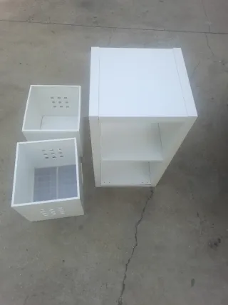 Estantería metálica blanca con cajas