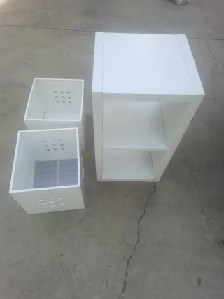 Estantería metálica blanca con cajas