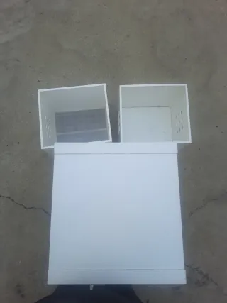 Estantería metálica blanca con cajas