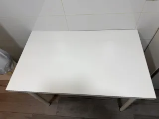 Mesa blanca de 120x60 con patas regulables