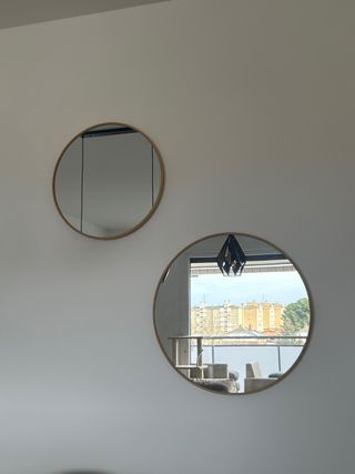 Dos espejos con marco de roble