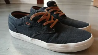 Zapatillas Globe Negras y Marrones