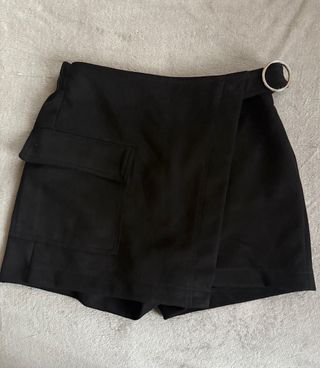 Falda pantalón corta negra Bershka