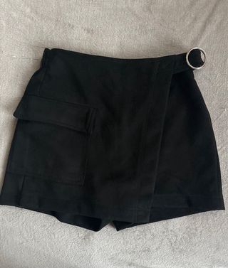 Falda pantalón corta negra Bershka