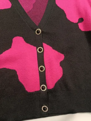Chaqueta negra y fucsia con botones joya