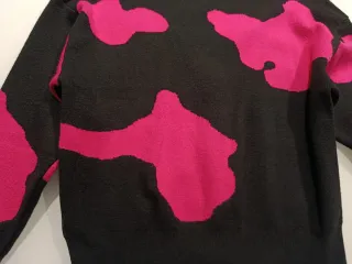 Chaqueta negra y fucsia con botones joya
