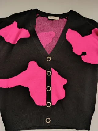 Chaqueta negra y fucsia con botones joya