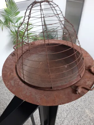 Antiguo brasero de metal