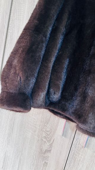 Abrigo pelo sintético con capucha