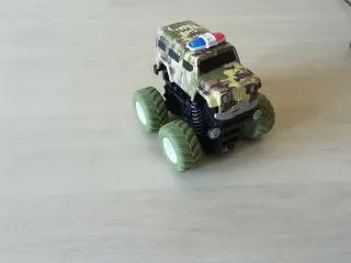 Macchina giocattolo militare con luci