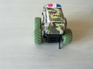 Macchina giocattolo militare con luci