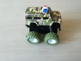 Macchina giocattolo militare con luci