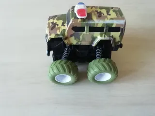 Macchina giocattolo militare con luci