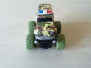 Macchina giocattolo militare con luci