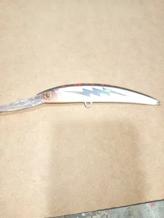 Señuelo de pesca con diseño de rayo