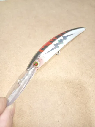 Señuelo de pesca con diseño de rayo