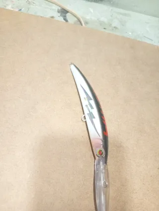 Señuelo de pesca con diseño de rayo