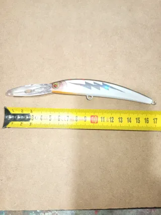 Señuelo de pesca con diseño de rayo