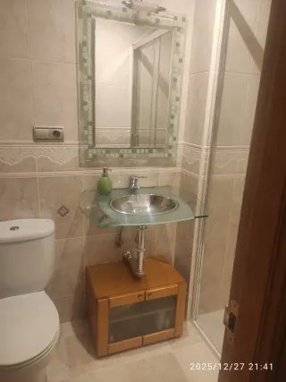 Mueble de baño y espejo cristal y madera