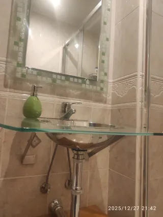 Mueble de baño y espejo cristal y madera