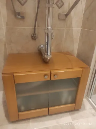 Mueble de baño y espejo cristal y madera