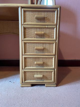 Tocador de mimbre con espejo