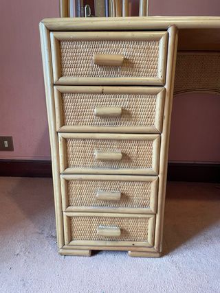 Tocador de mimbre con espejo