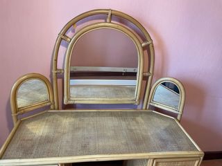 Tocador de mimbre con espejo