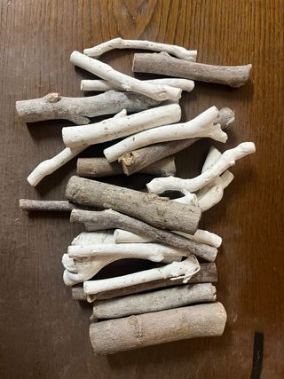 Legnetti decorativi bianchi e marroni