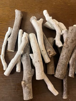 Legnetti decorativi bianchi e marroni