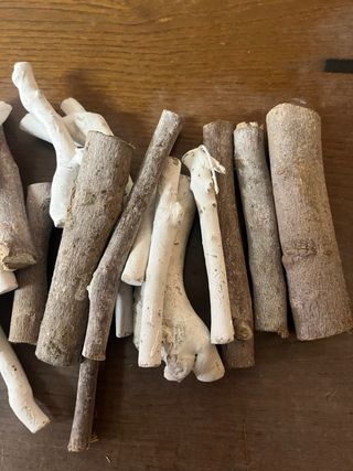 Legnetti decorativi bianchi e marroni