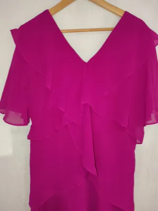 Vestido de fiesta rosa con volantes