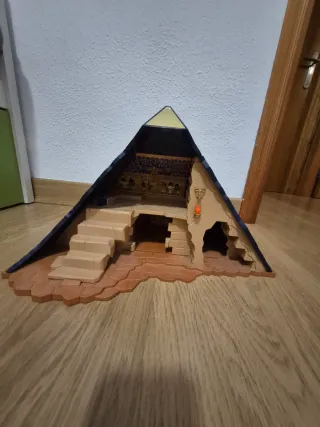 Pirámide Playmobil con campamento