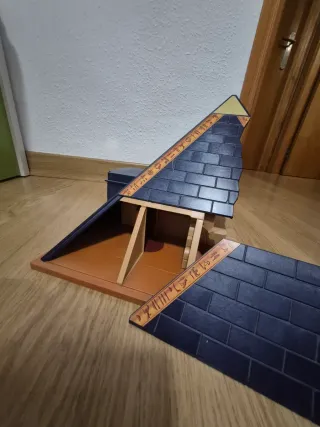 Pirámide Playmobil con campamento