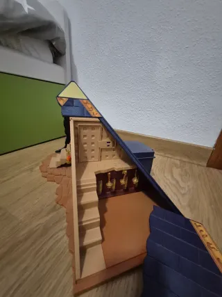 Pirámide Playmobil con campamento