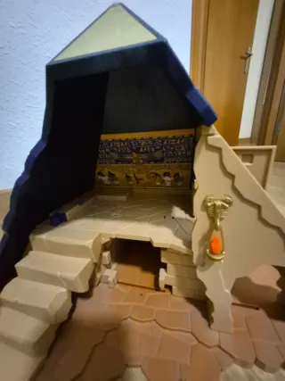 Pirámide Playmobil con campamento