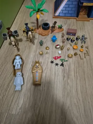 Pirámide Playmobil con campamento