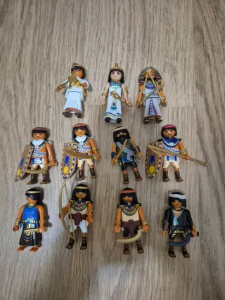 Pirámide Playmobil con campamento