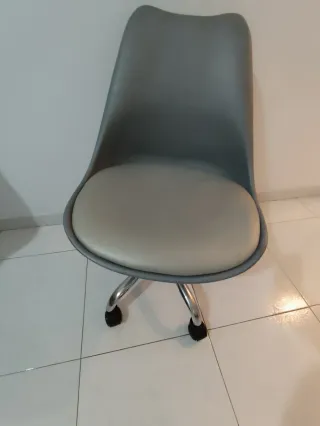 Sillas de escritorio rosas y grises