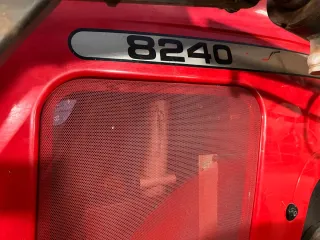 Tractor Massey Ferguson 8240 con pala.