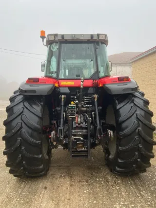 Tractor Massey Ferguson 8240 con pala.