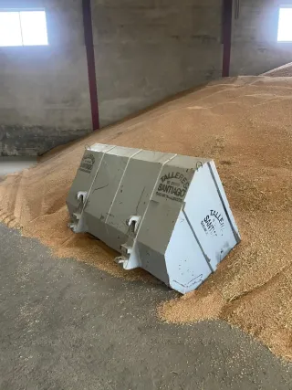 Tractor Massey Ferguson 8240 con pala.