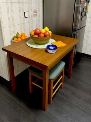 Mesa de comedor y 4 taburetes