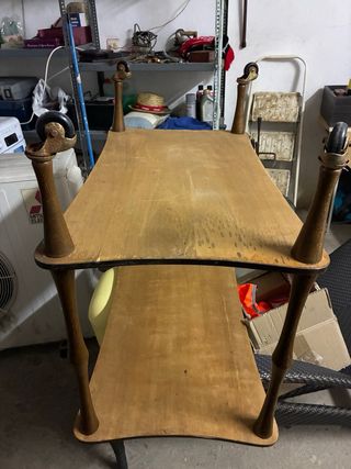 Estantería de madera con ruedas