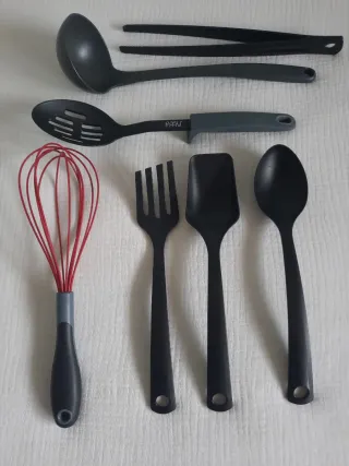 Set di 7 utensili da cucina nero e rosso