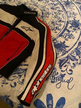 Chaqueta de moto Alpinestars roja y negra