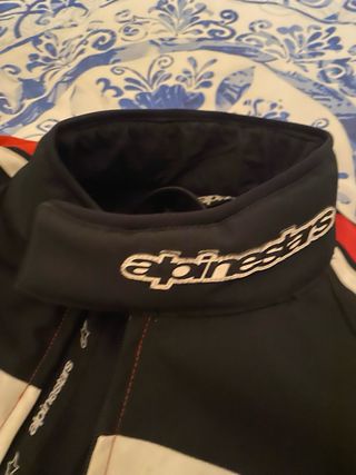 Chaqueta de moto Alpinestars roja y negra