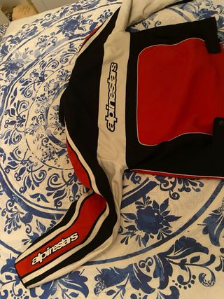 Chaqueta de moto Alpinestars roja y negra