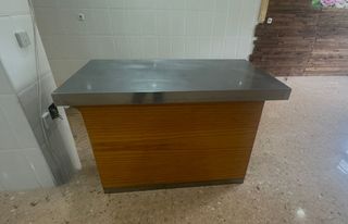 Mostrador de madera y acero
